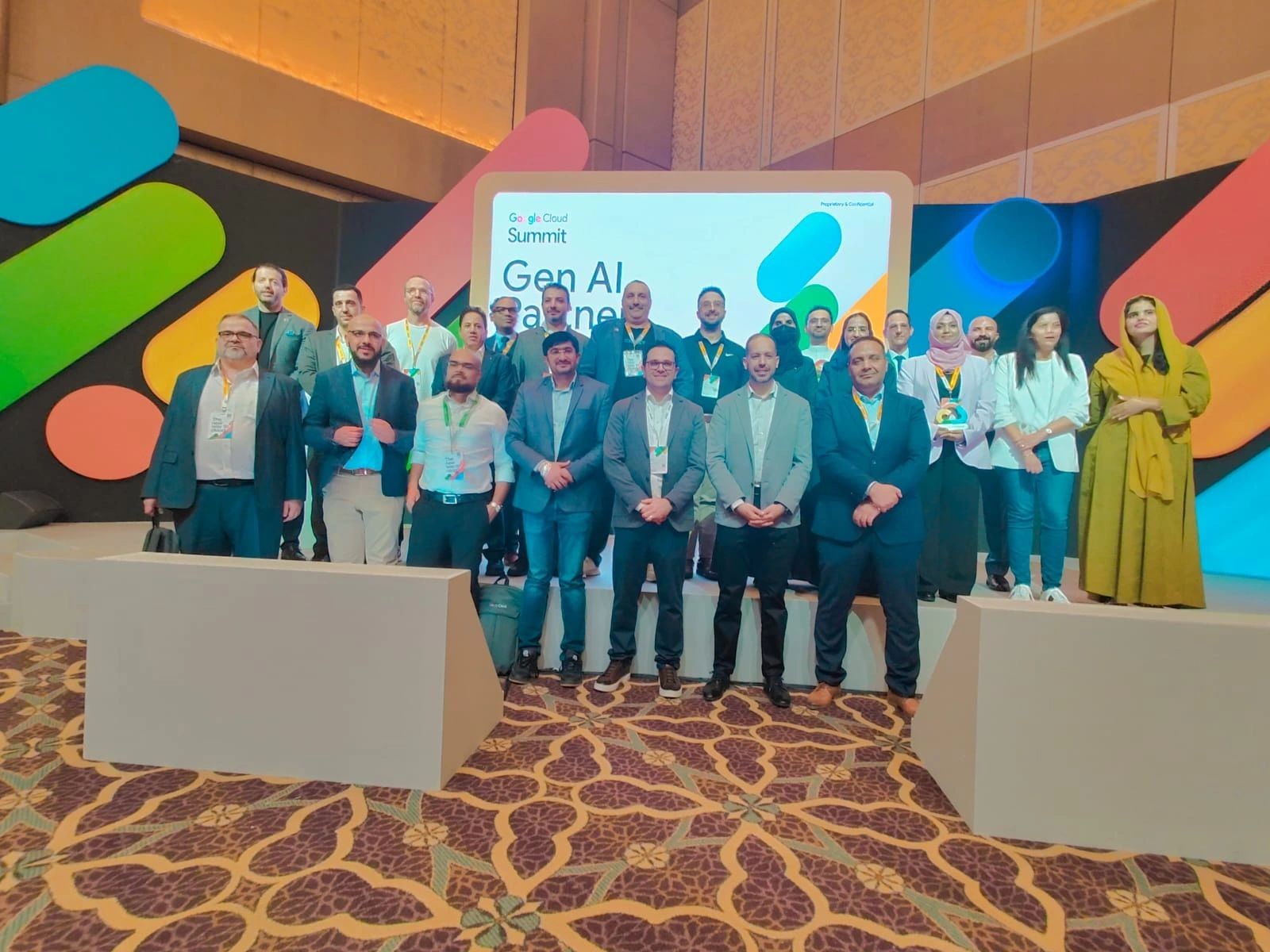 فريق C-9INE على المسرح في قمة Google Cloud بالمملكة العربية السعودية، كشريك معتمد في GenAI